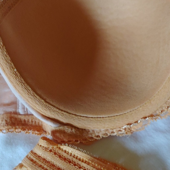 Victoria"s Secret Bra and Panty Set - Picture 3 of 6